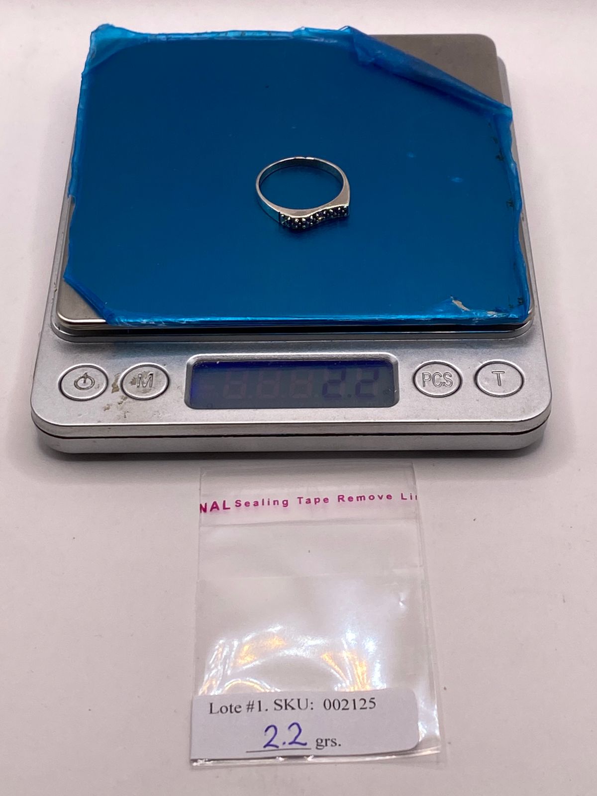 Anillo Clásico con Zirconias Moradas en Plata Ley 925