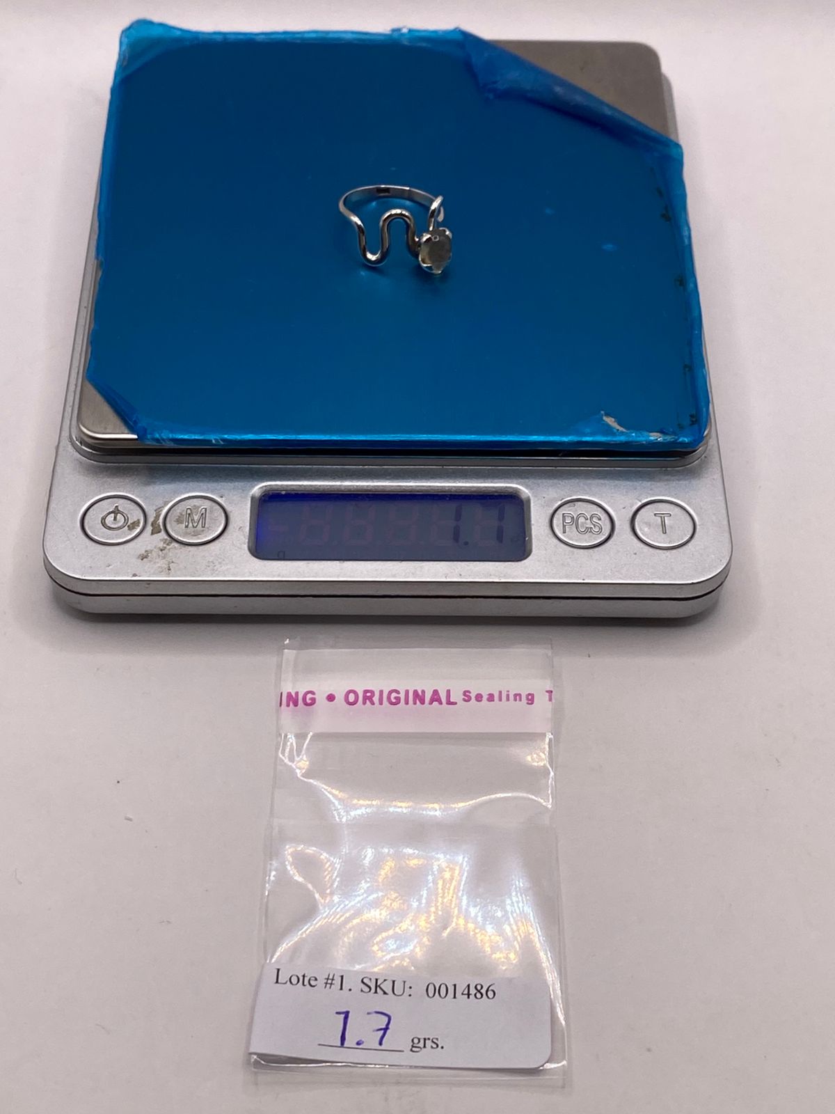 ANILLO DE DISEÑO ABIERTO DE PLATA LEY 925 CON ÁMBAR AHUMADO