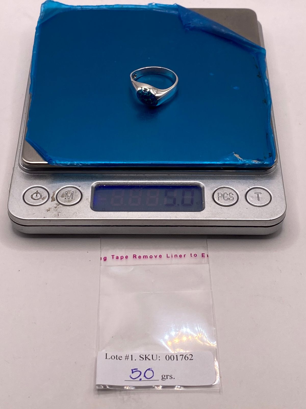 ANILLO CON ÓPALO DE FUEGO AZUL MARINO EN PLATA LEY .950