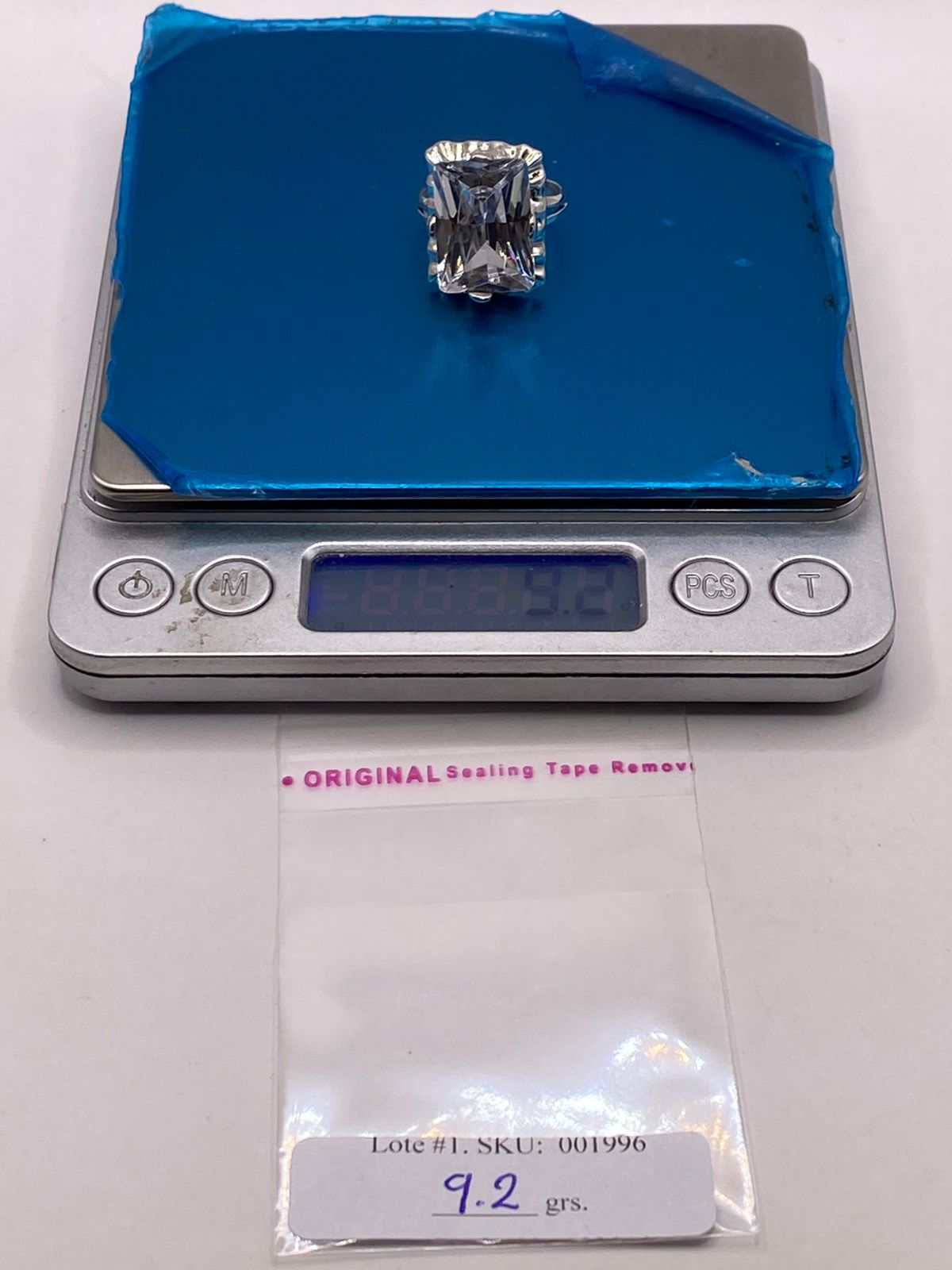 Anillo de Plata Ley 925 con Zirconia Cristal DiseƱo Escultural
