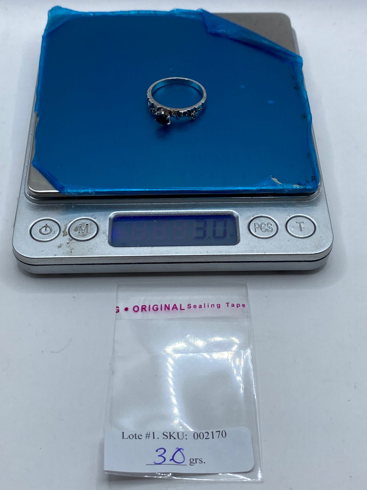 Anillo de plata 925 con acabado oxidado y textura orgánica sobre fondo neutro, hecho en México