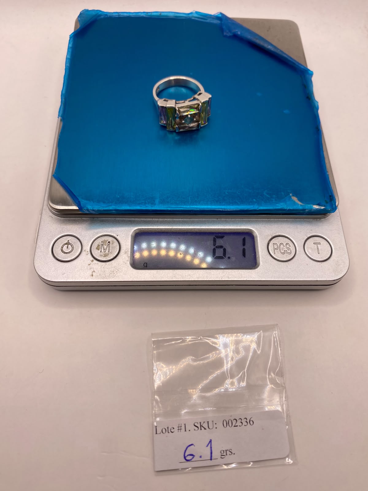 Anillo de Plata Solitario Multicolor con Circonias — Diseño Geométrico