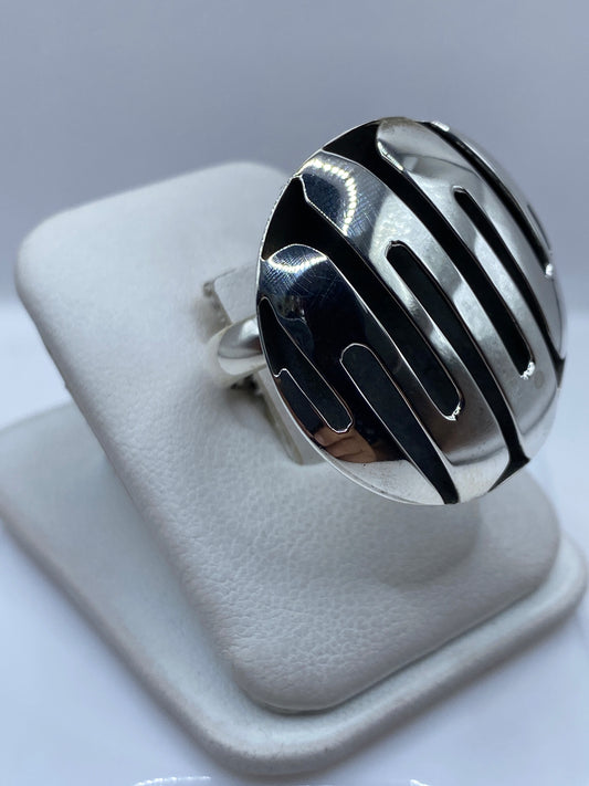 Lateral del anillo calado mostrando la profundidad del trabajo artesanal
