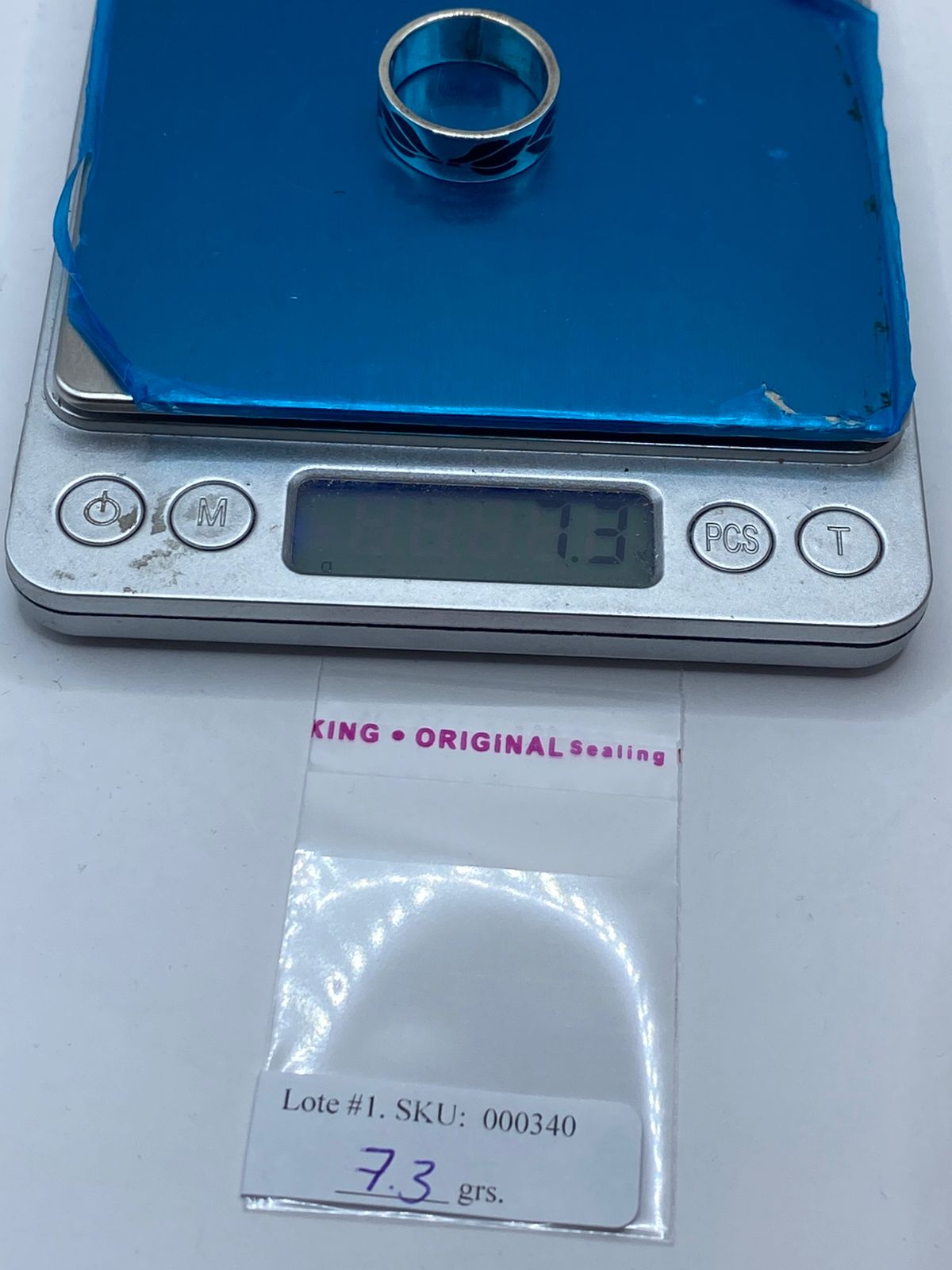 Anillo Artesanal de Plata .925 con Ónix Negro y Diseño de Hoja Calado