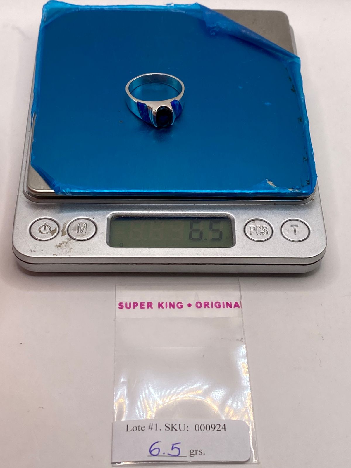 Anillo en Plata Ley 925 Diseño Moderno con Incrustaciones Laterales