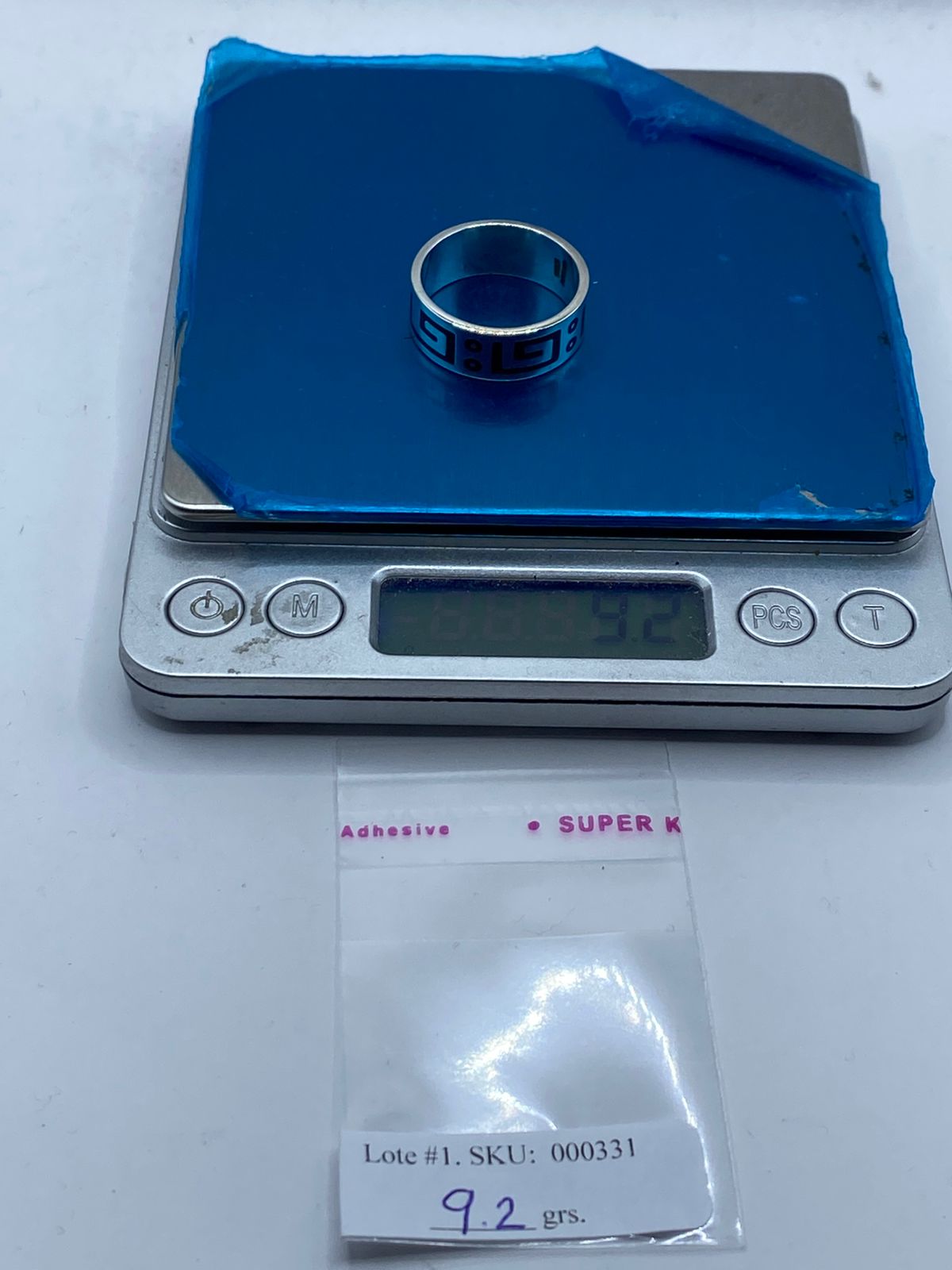 Anillo de Plata .925 con Ónix y Diseño Geométrico Ancestral