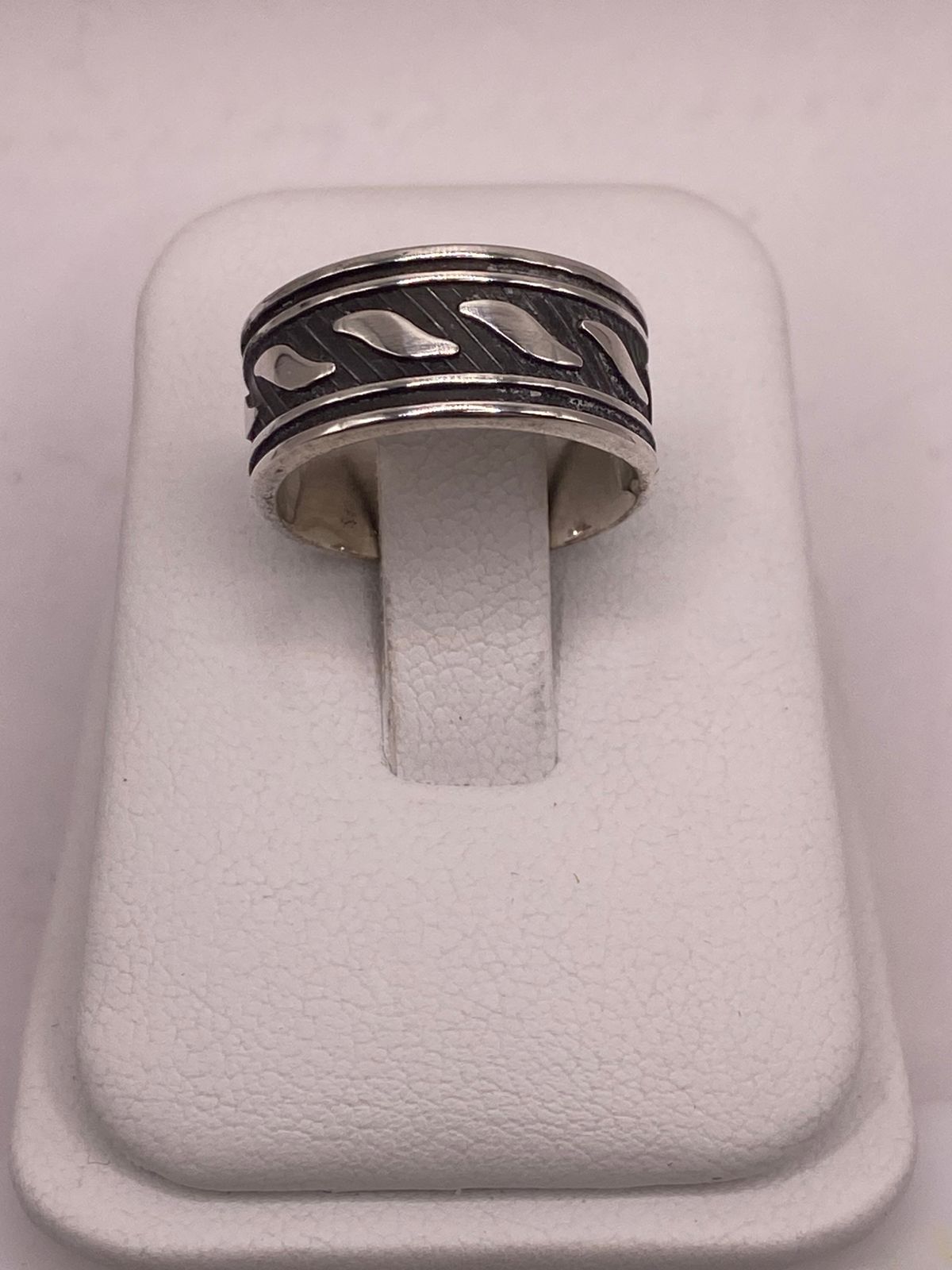 Anillo de Plata 925 con Banda Texturizada y Motivos de Hoja Pulidos