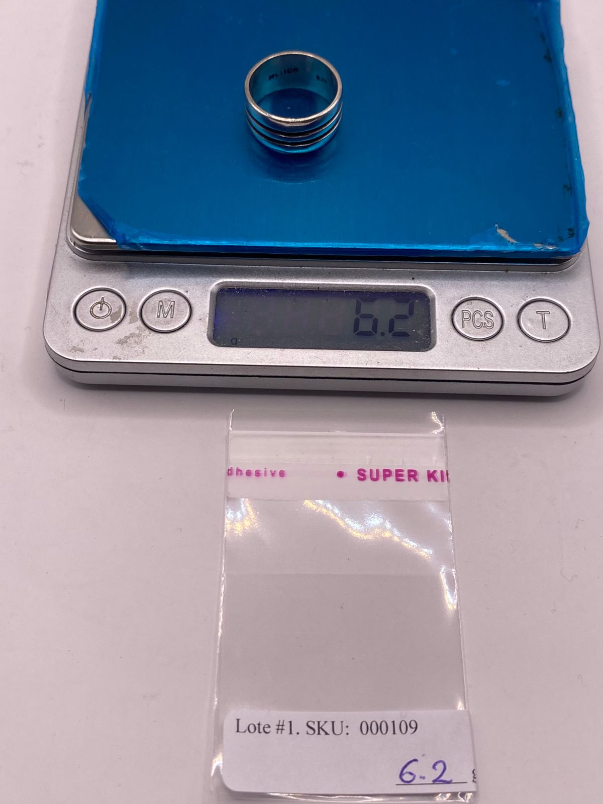 Anillo de Plata 925 con Diseño de Líneas Paralelas y Detalles Oscuros