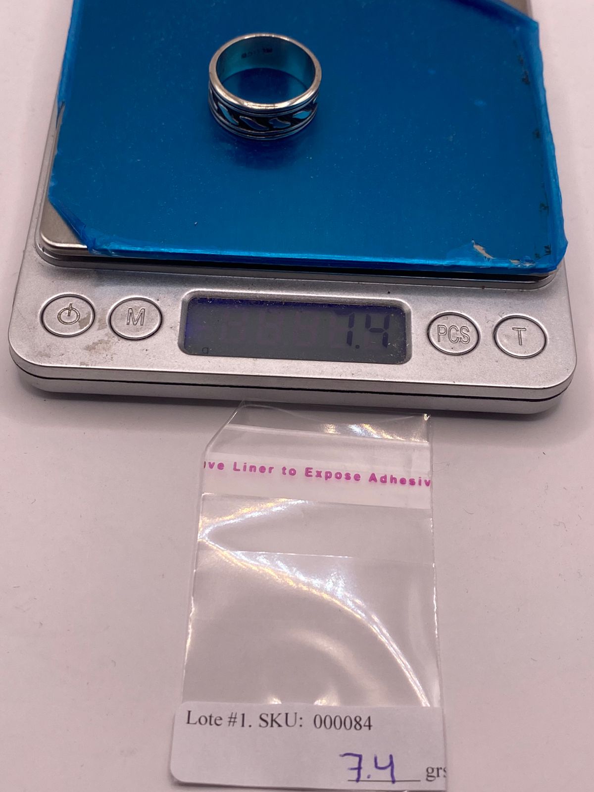 Anillo de Plata 925 con Grabado Geométrico Inclinado y Fondo Oscuro