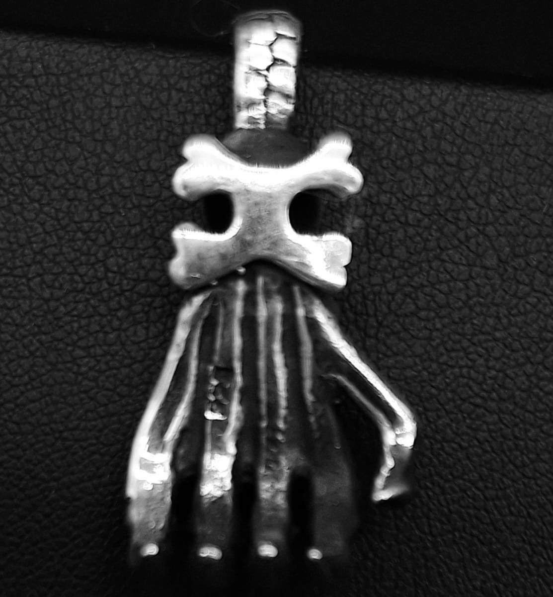 DIJE PLATA LEY 925 , GARRA CON CALAVERA