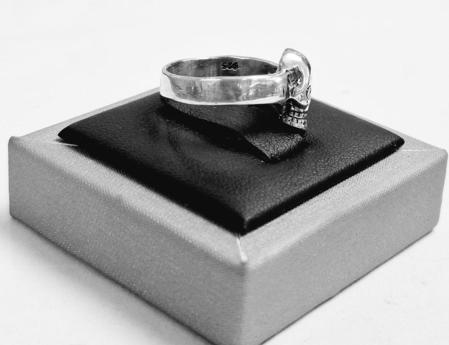 ANILLO CALAVERA EN PLATA LEY 925