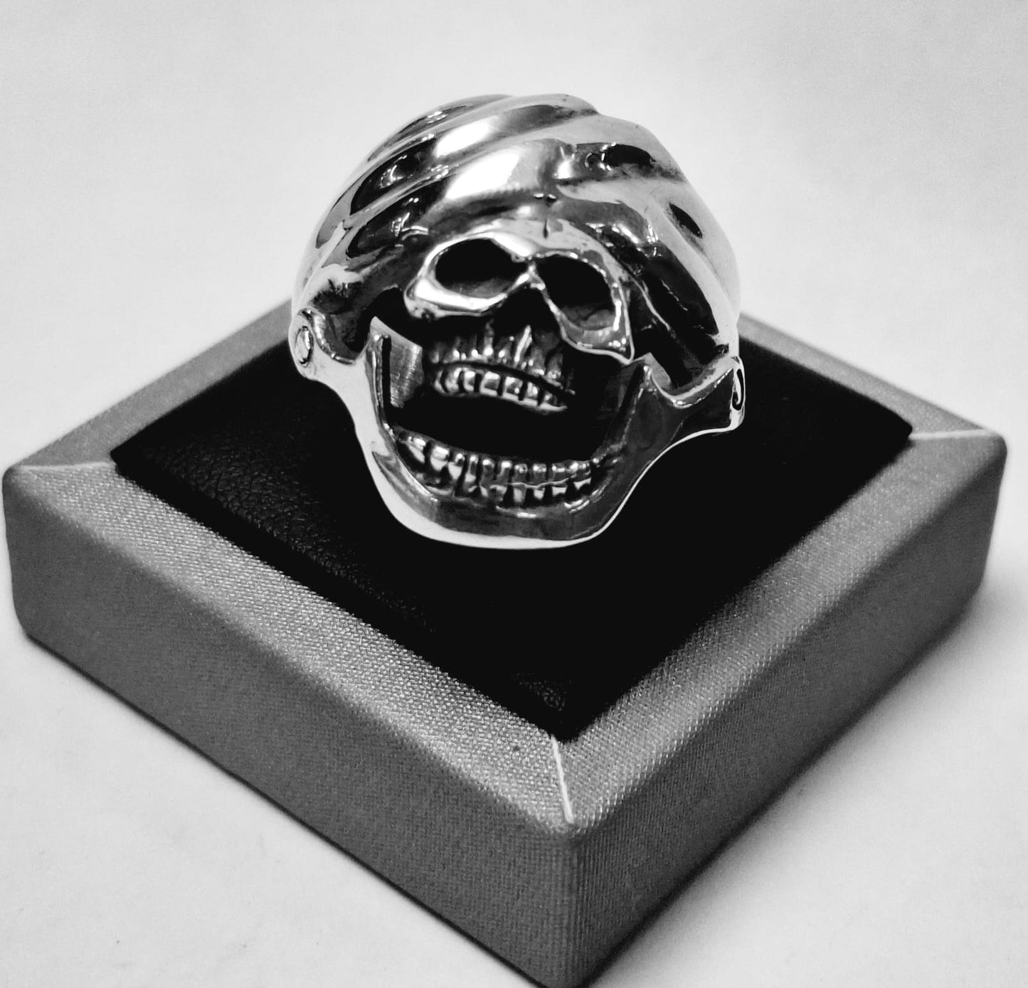 ANILLO CALAVERA EN PLATA LEY 925