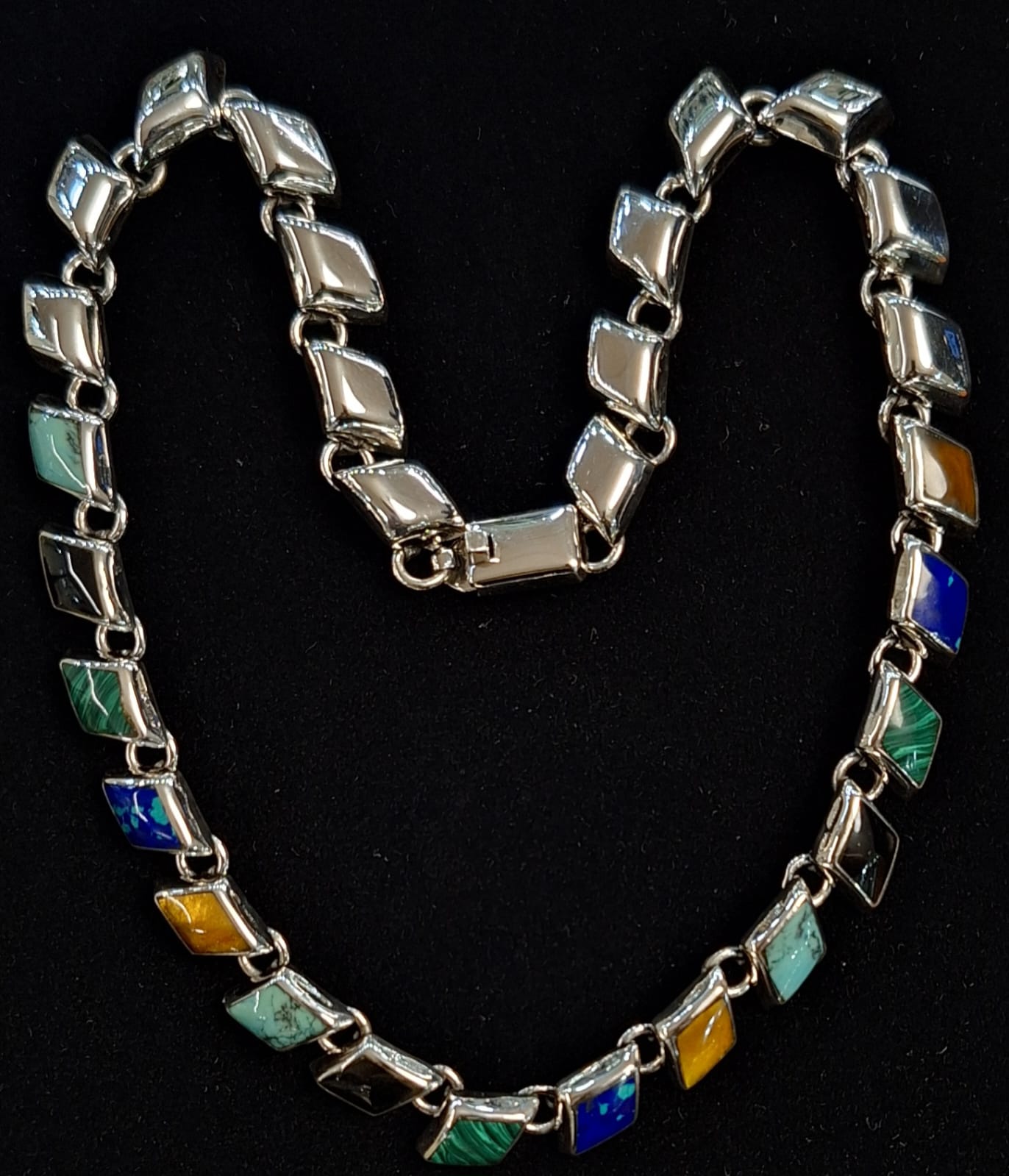 COLLAR CON INCRUSTACIONES DE PIEDRA EN PLATA LEY 925