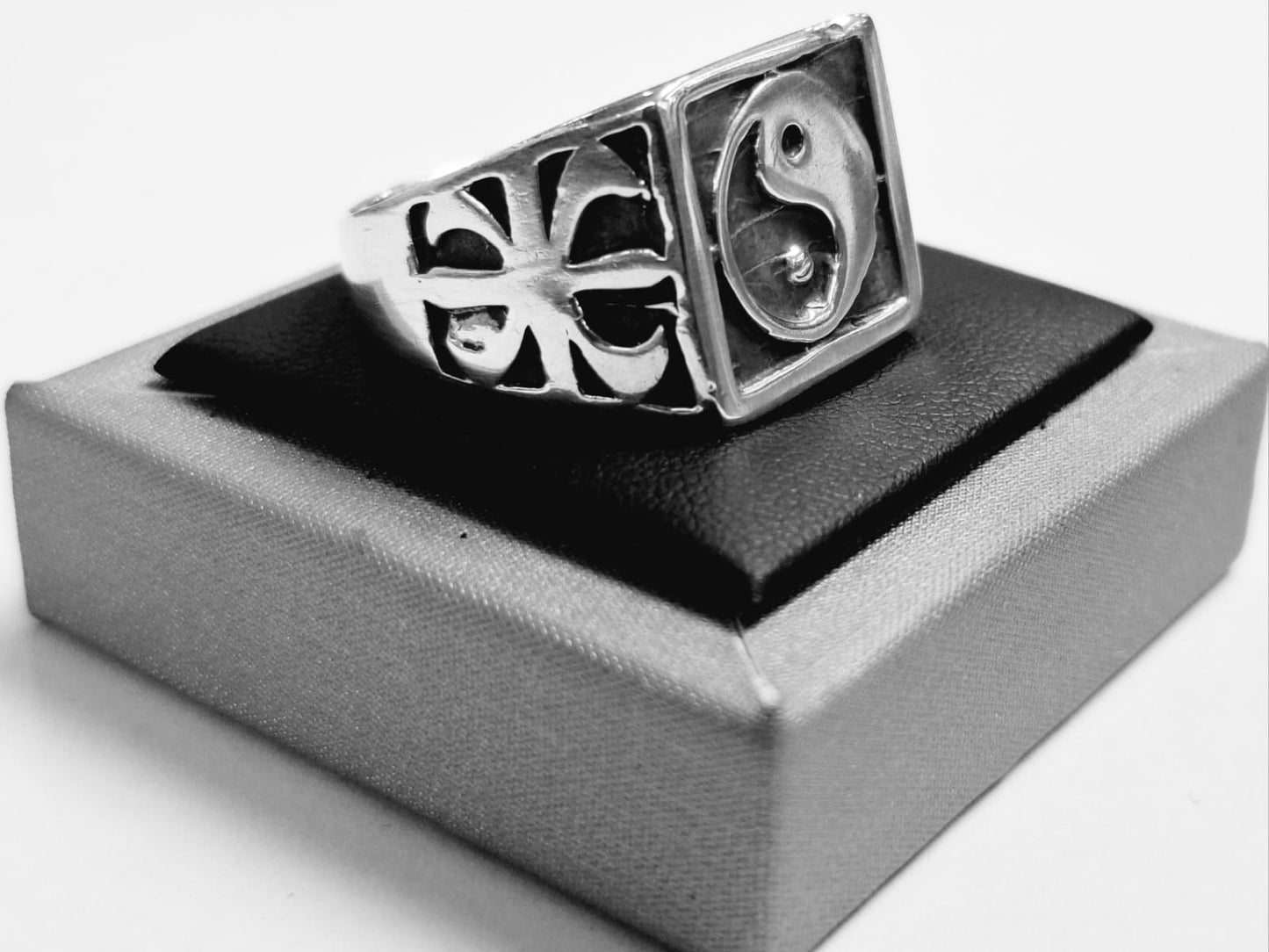 ANILLO GOTICO VINTAGE EN PLATA LEY 925