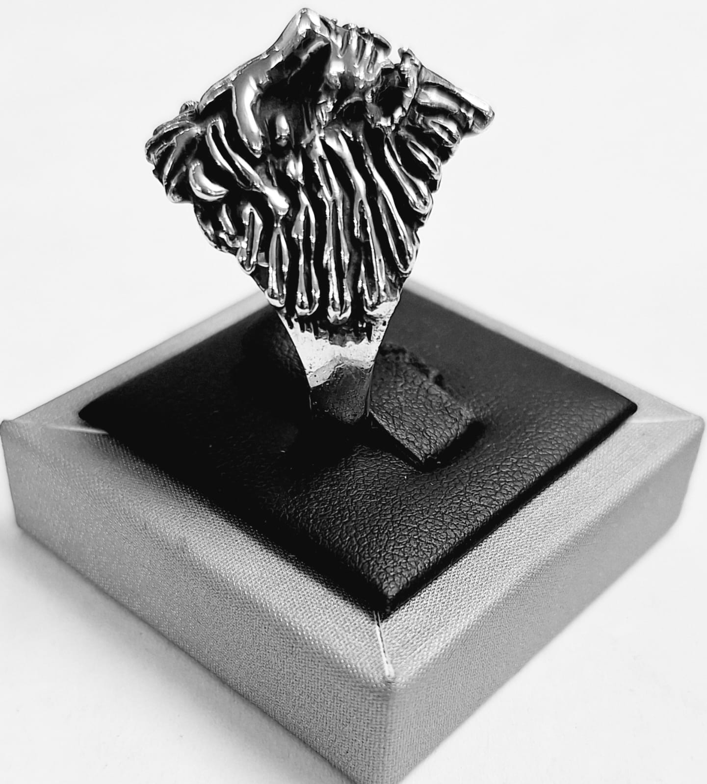 ANILLO CABEZA DE LEON EN PLATA LEY 925