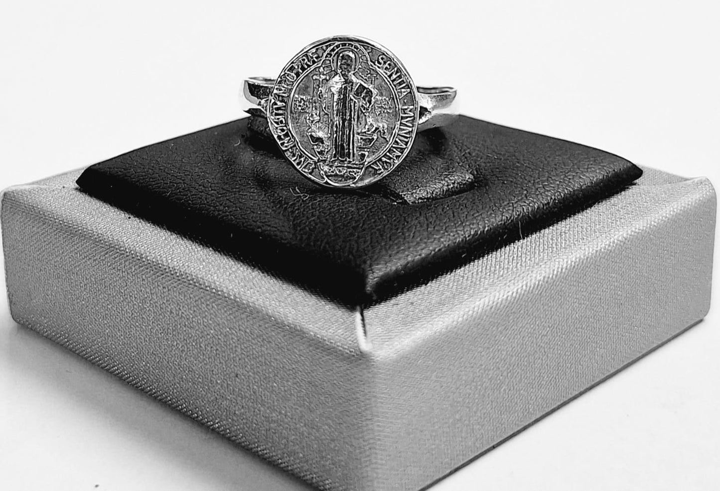 ANILLO SAN BENITO EN PLATA LEY 925