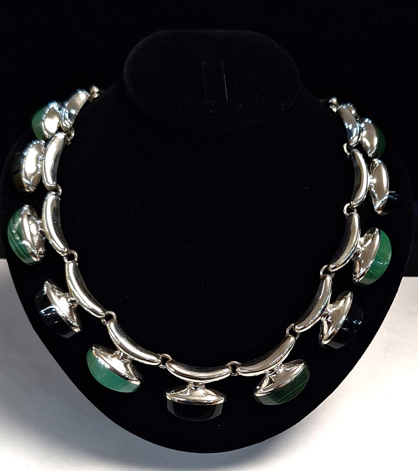 COLLAR CON INCRUSTACIONES DE PIEDRA OBSIDIANA Y MALAQUITA EN PLATA LEY 950