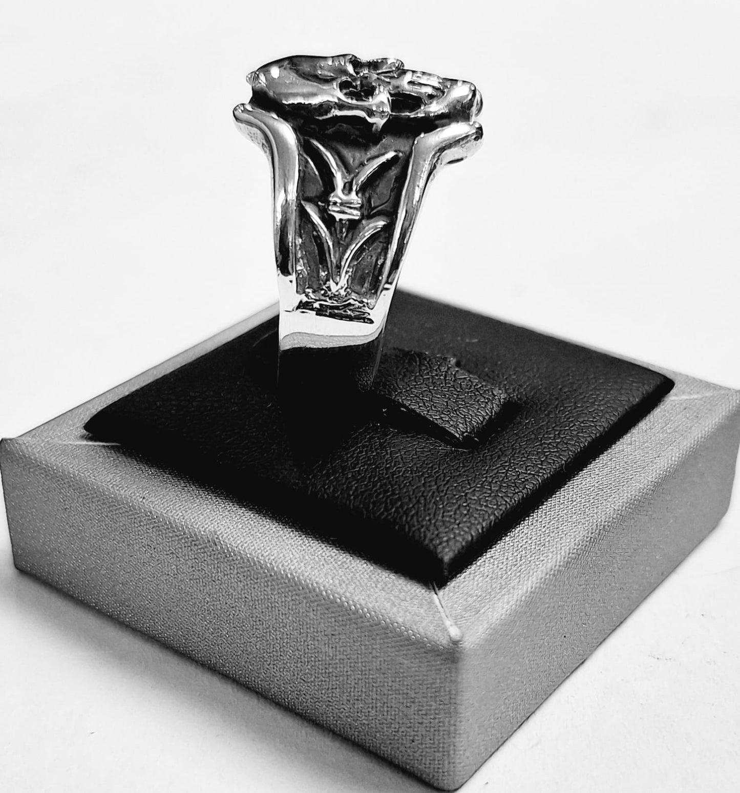ANILLO CALAVERA EN PLATA LEY 925