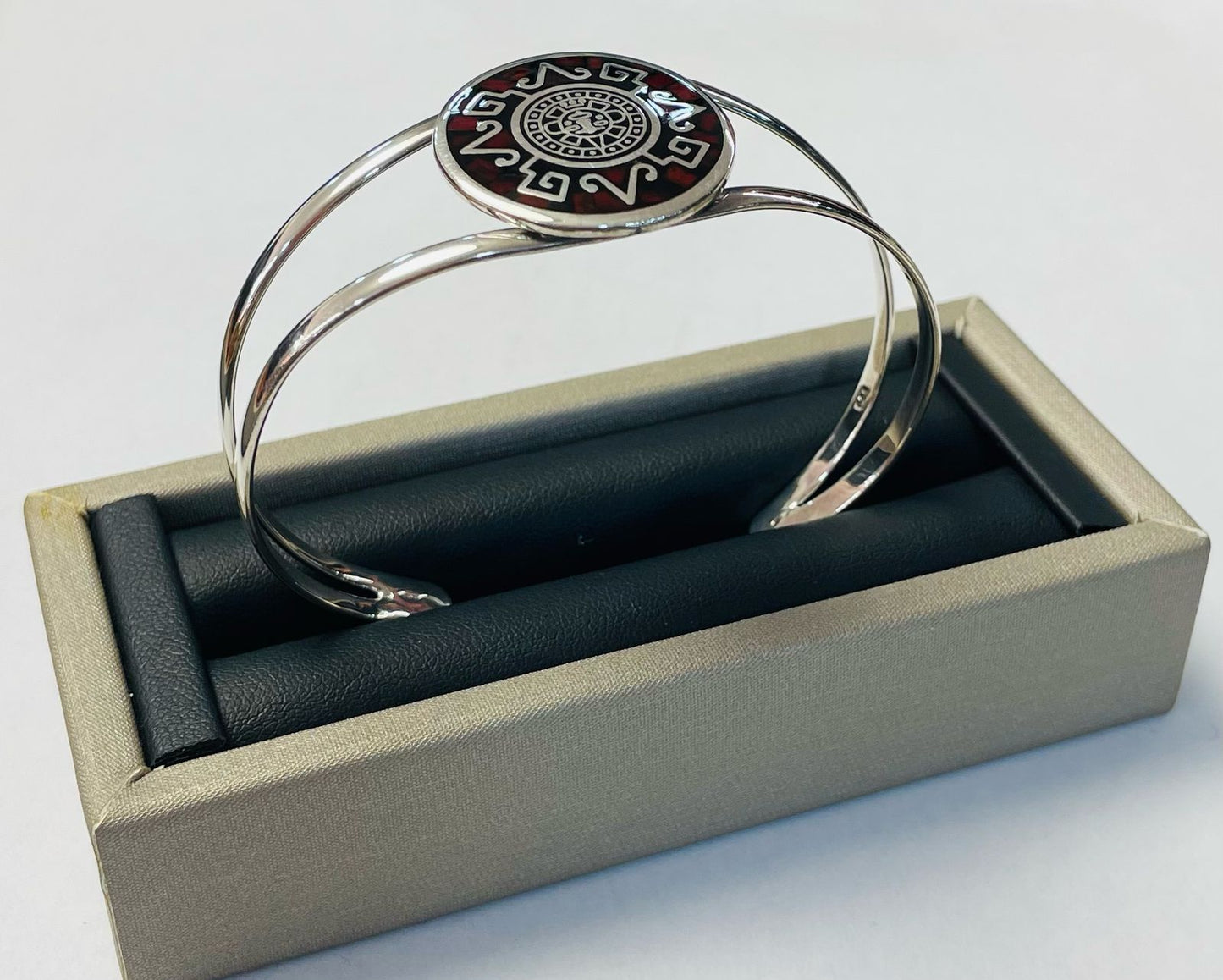 BRAZALETE CALENDARIO AZTECA EN PLATA LEY 925 CON CORAL