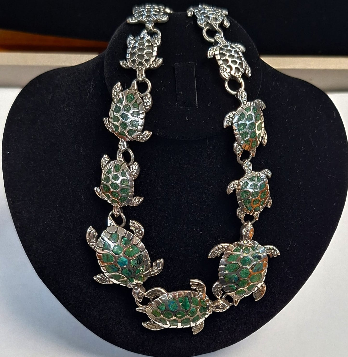 COLLAR CON INCRUSTACIONES DE MALAQUITA EN PLATA LEY 925