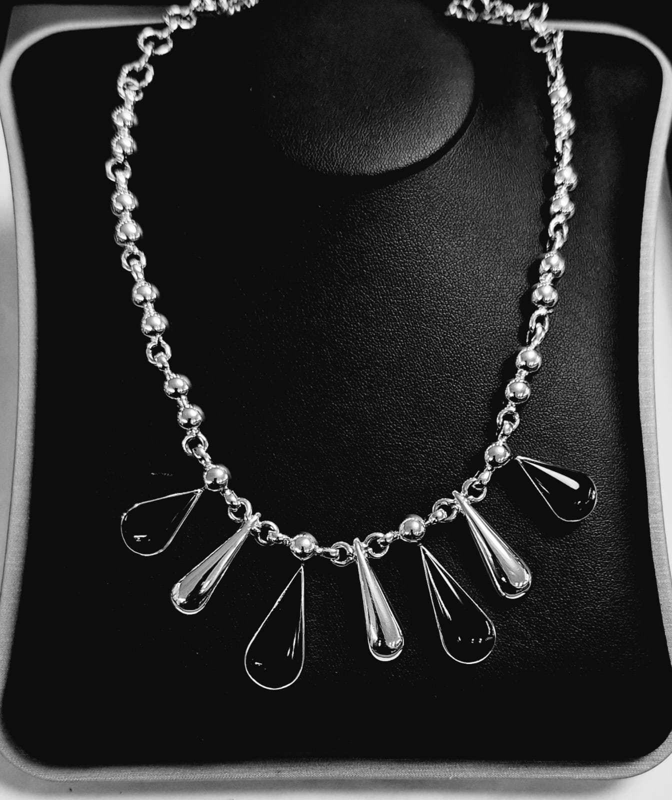 COLLAR CON INCRUSTACIÓN DE OBSIDIANA EN PLATA LEY 925