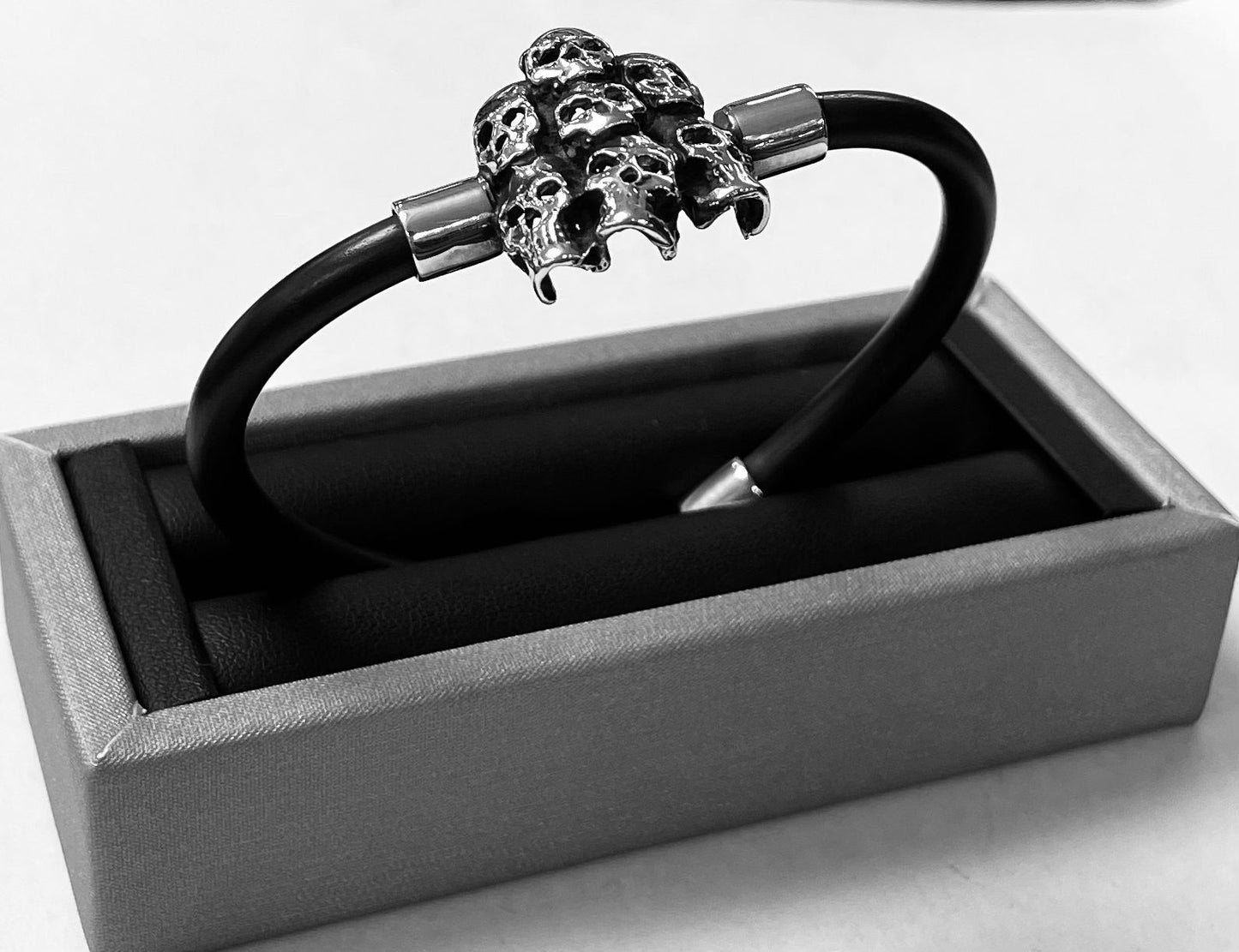 BRAZALETE DE SIETE CRANEOS EN PLATA LEY 925 CON CAUCHO
