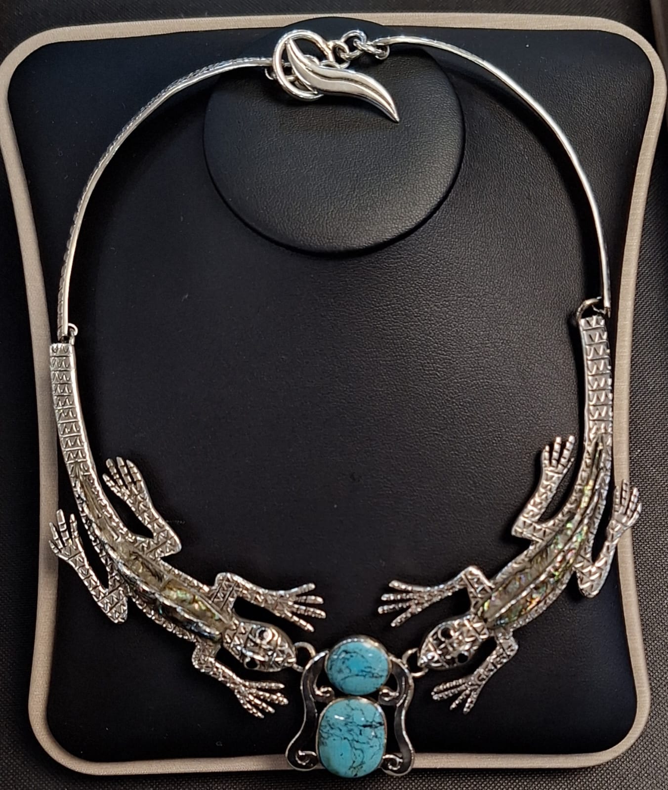 COLLAR IGUANA CON INCRUSTACION DE TURQUESA EN PLATA LEY 925