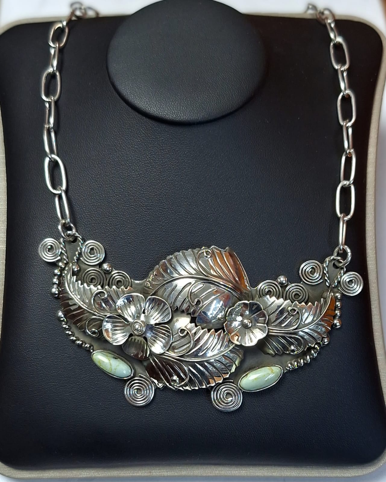 COLLAR TRABAJO NAVAJO CON INCRUSTACIONES DE TURQUESA EN PLATA LEY 925