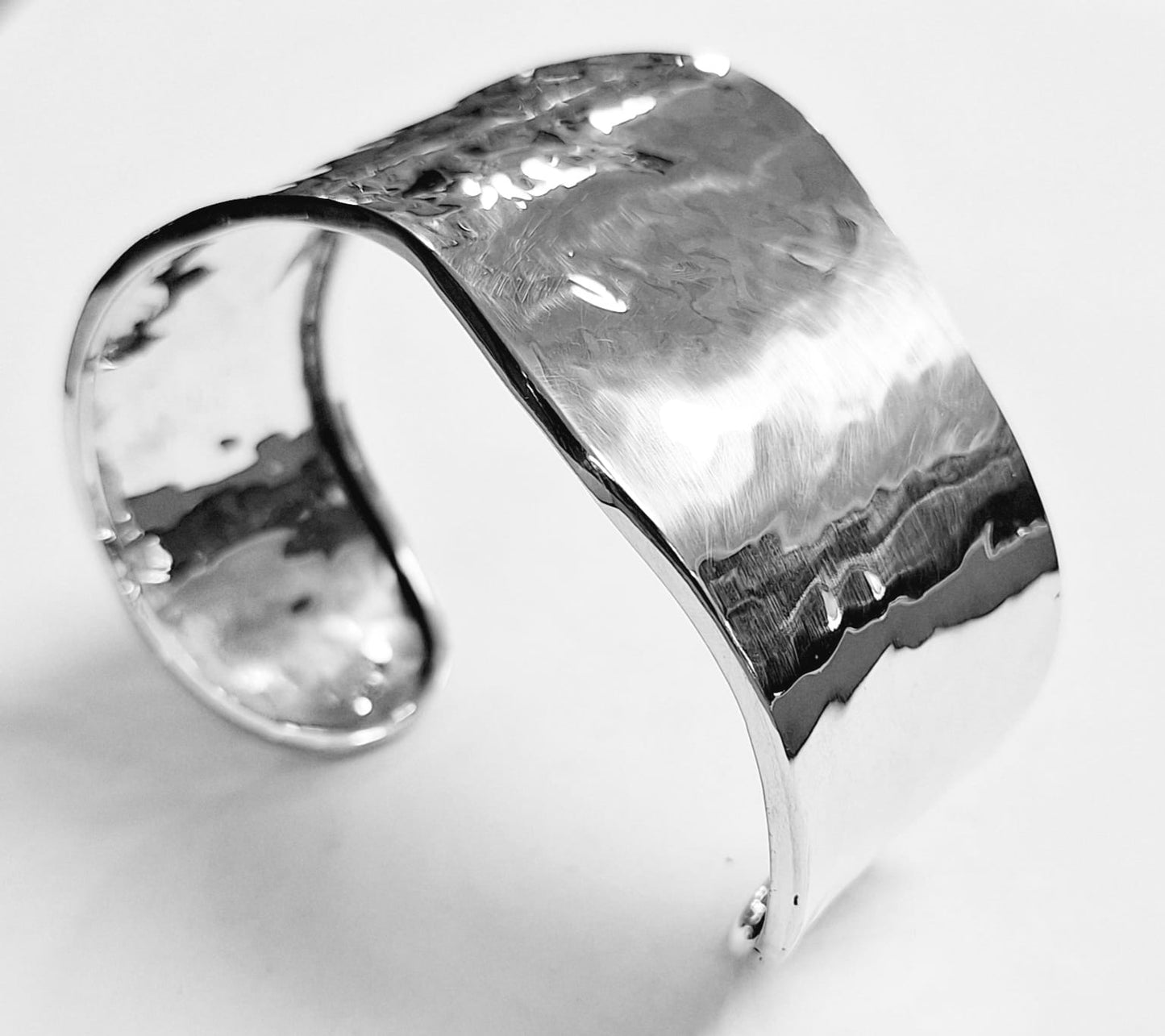 BRAZALETE MARTILLADO EN PLATA LEY 950