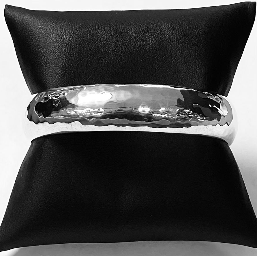 BRAZALETE MARTILLADO EN PLATA LEY 925