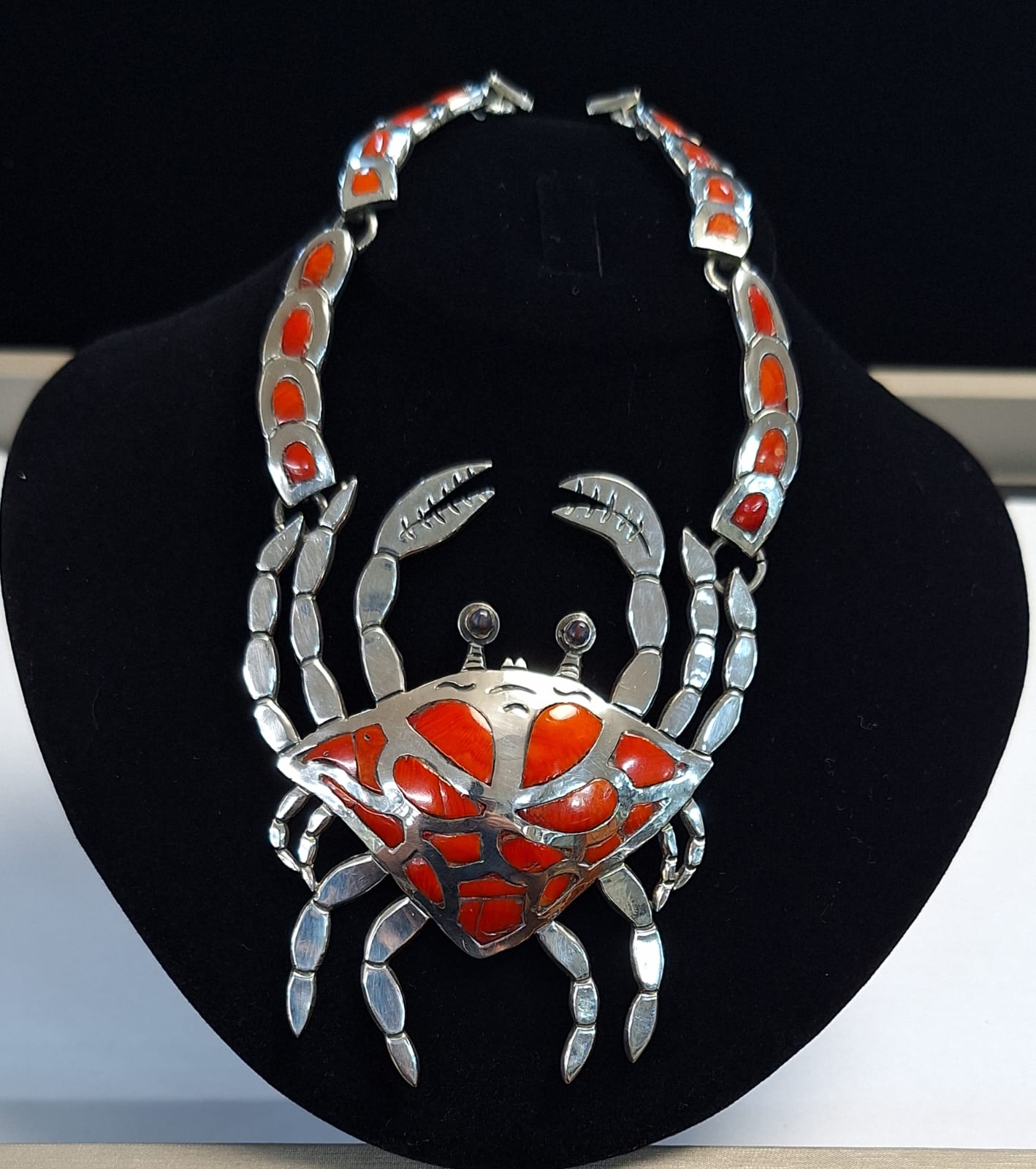 COLLAR CON INCRUSTACIONES DE CORAL EN PLATA LEY 925