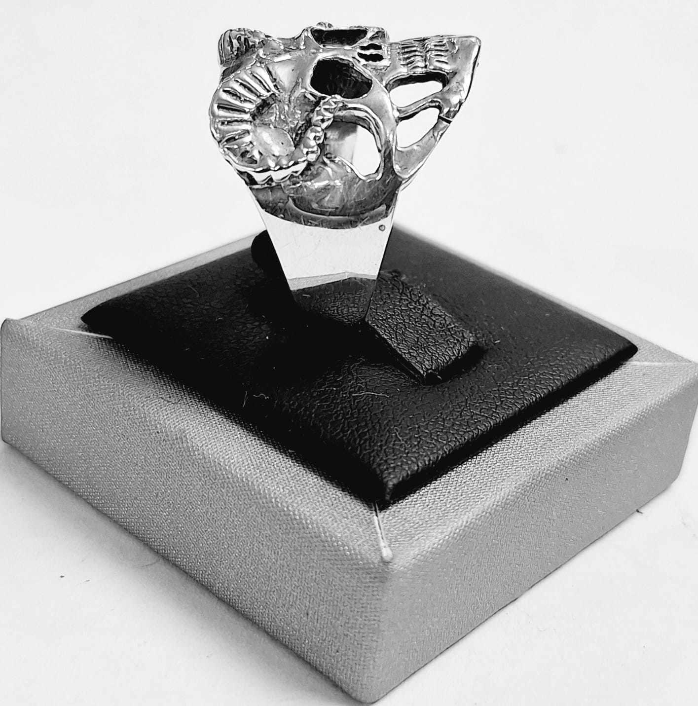 ANILLO CRÁNEO DE DEMONIO CON CUERNOS EN PLATA LEY 925