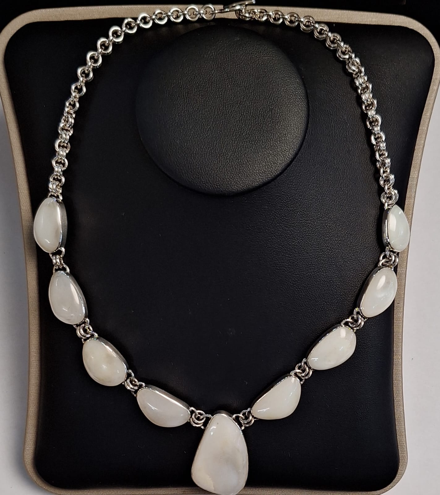 COLLAR CON INCRUSTACIONES DE CABUJÓN DE NÁCAR EN PLATA LEY 950