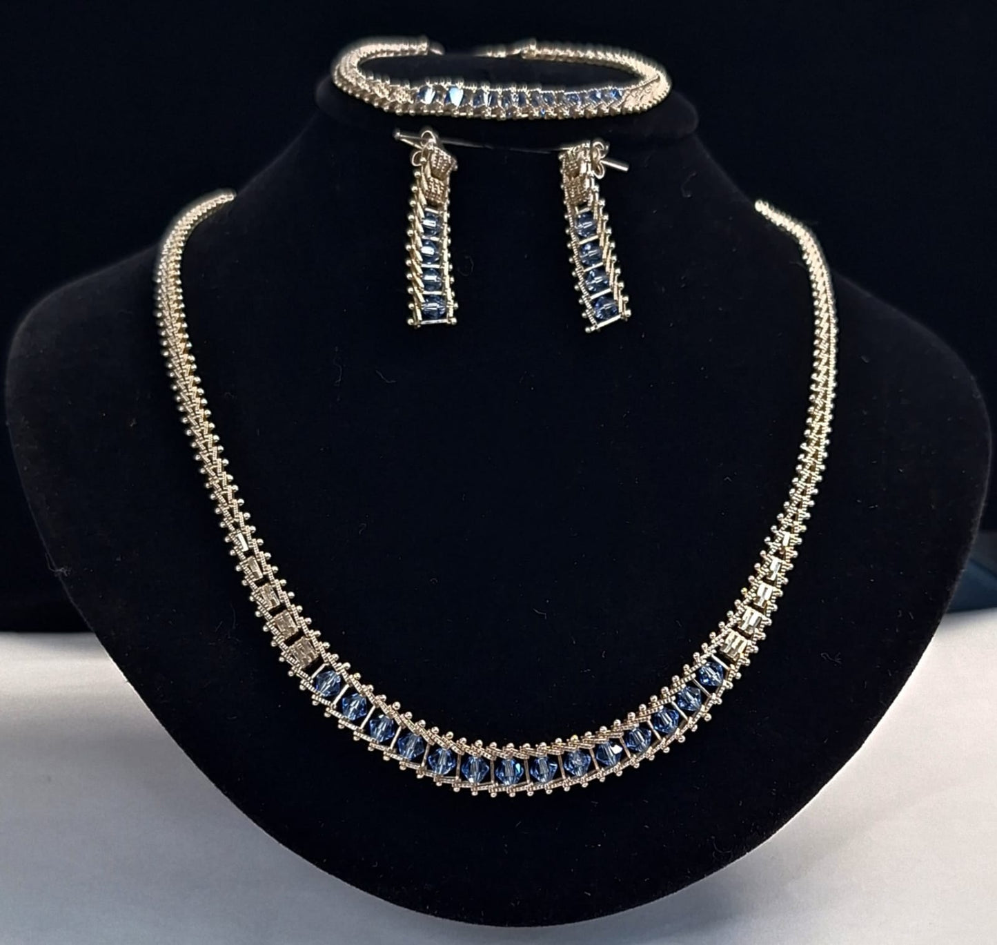 SET DE COLLAR CON INCRUSTACIONES DE TOPACIO AZUL EN PLATA LEY 925