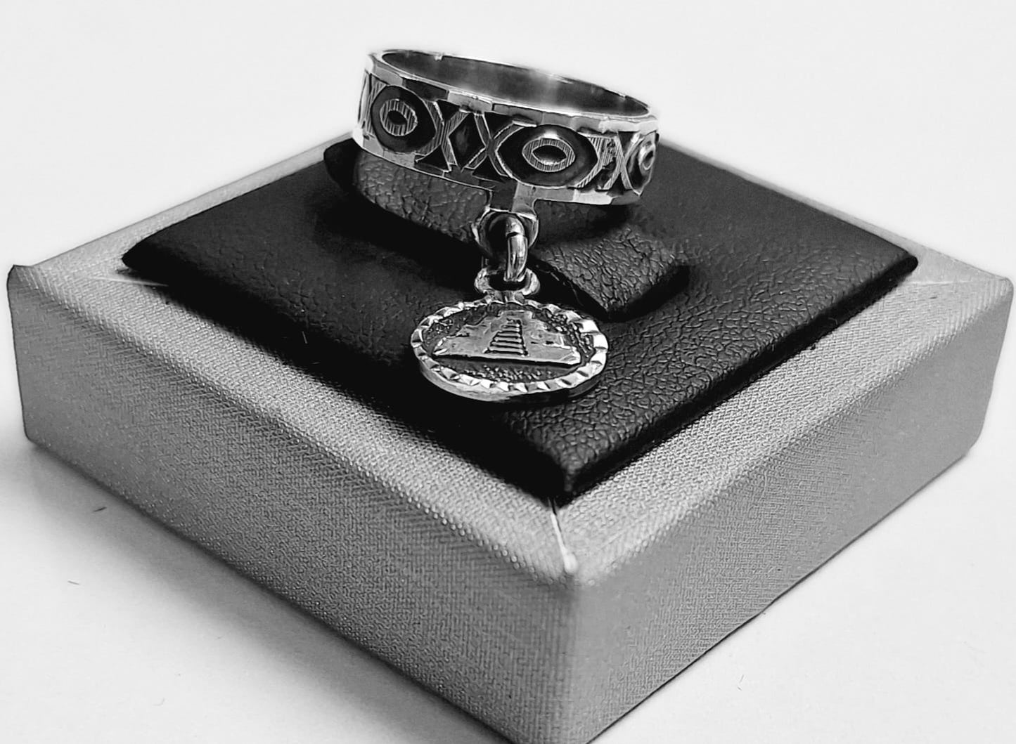 ANILLO CON COLGANTE DE PIRÁMIDE EN PLATA 925