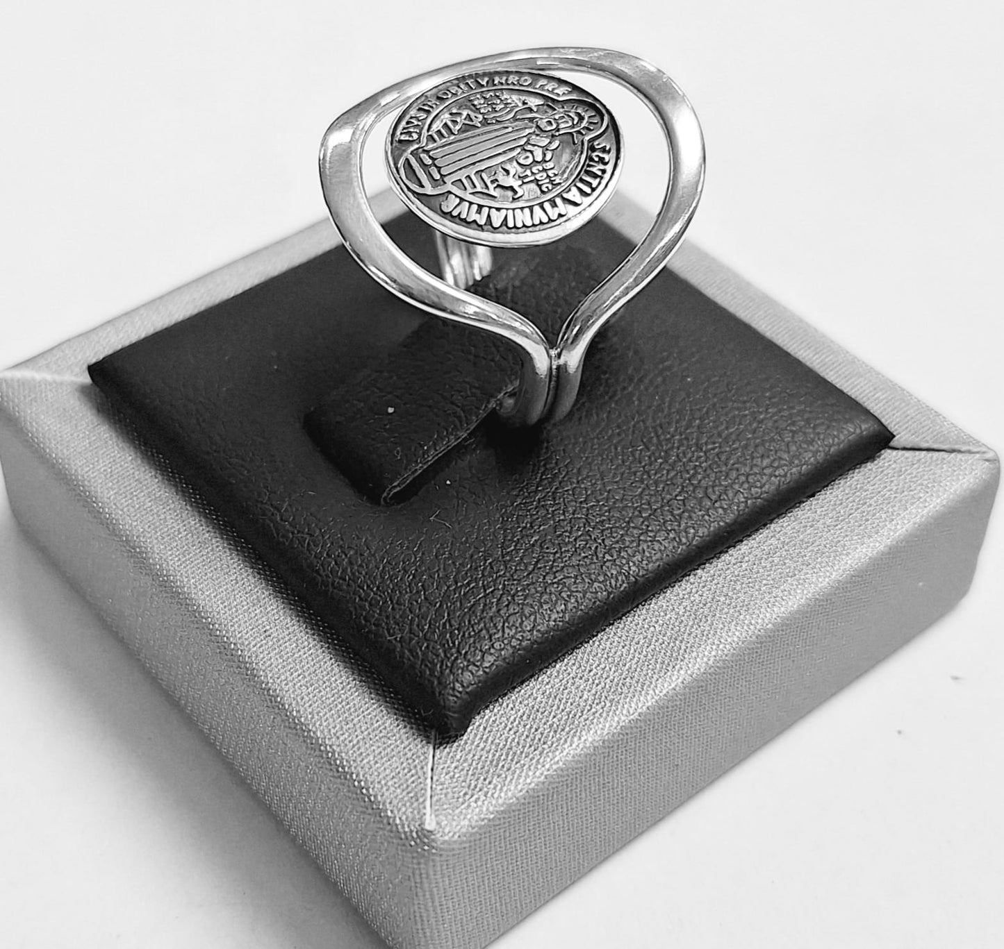 ANILLO SAN BENITO EN PLATA LEY 925