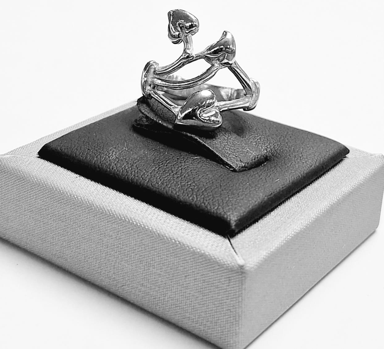 ANILLO DE TRES HOJAS EN PLATA LEY 925