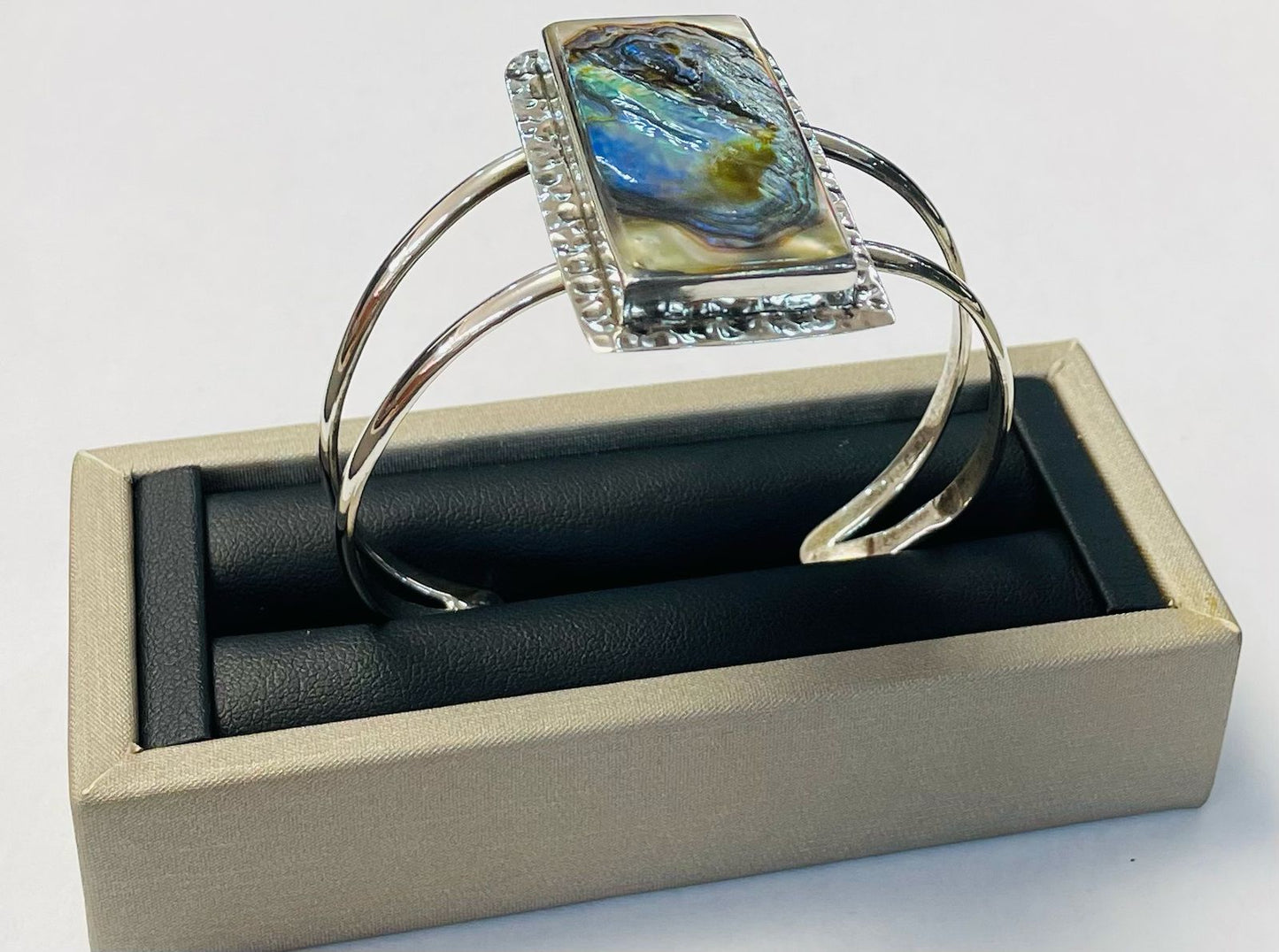BRAZALETE EN PLATA  LEY 925 CON CONCHA DE ABULON