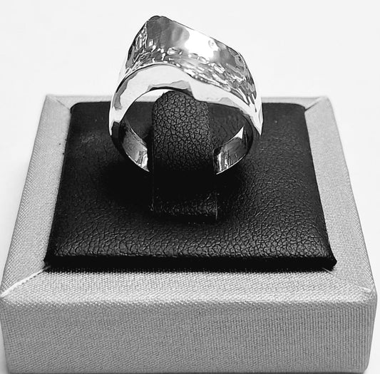 ANILLO MARTILLADO  EN PLATA LEY 925