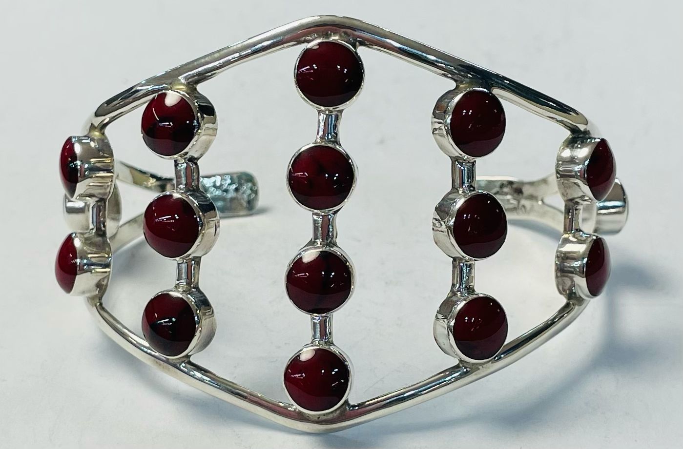 BRAZALETE CON CORAL ROJO EN PLATA LEY 925