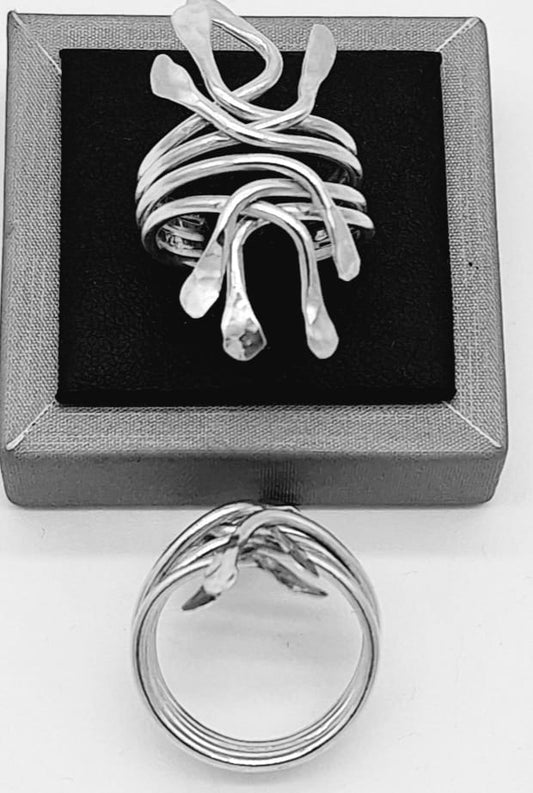 ANILLO MARTILLADO PLATA LEY 925 .