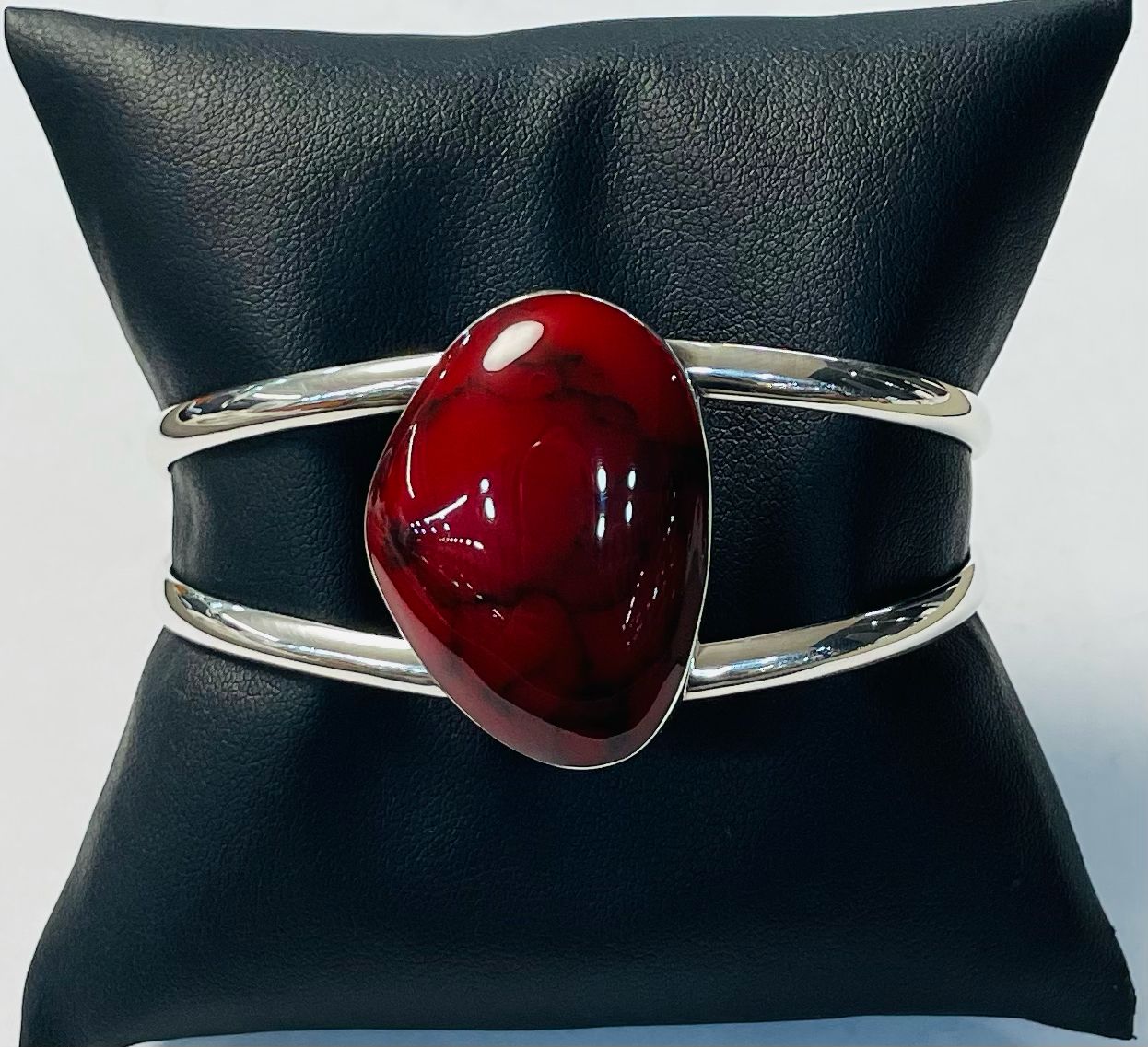 BRAZALETE CON CORAL ROJO EN PLATA LEY 925