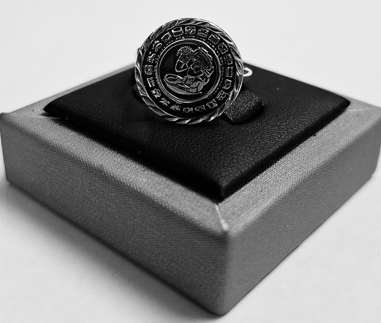ANILLO CALENDARIO MAYA DIAMANTADA EN PLATA LEY  925