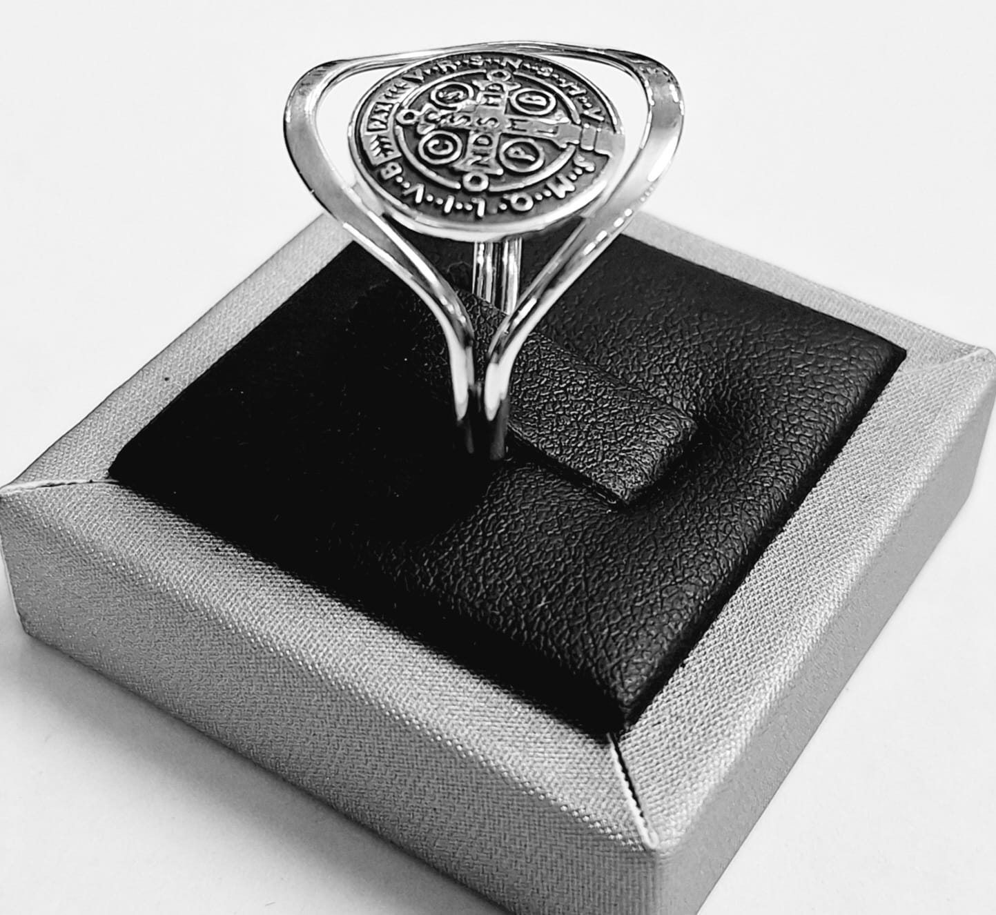 ANILLO SAN BENITO EN PLATA LEY 925