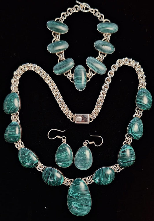 SET DE COLLAR CON INCRUSTACIONES DE MALAQUITA EN PLATA LEY 950