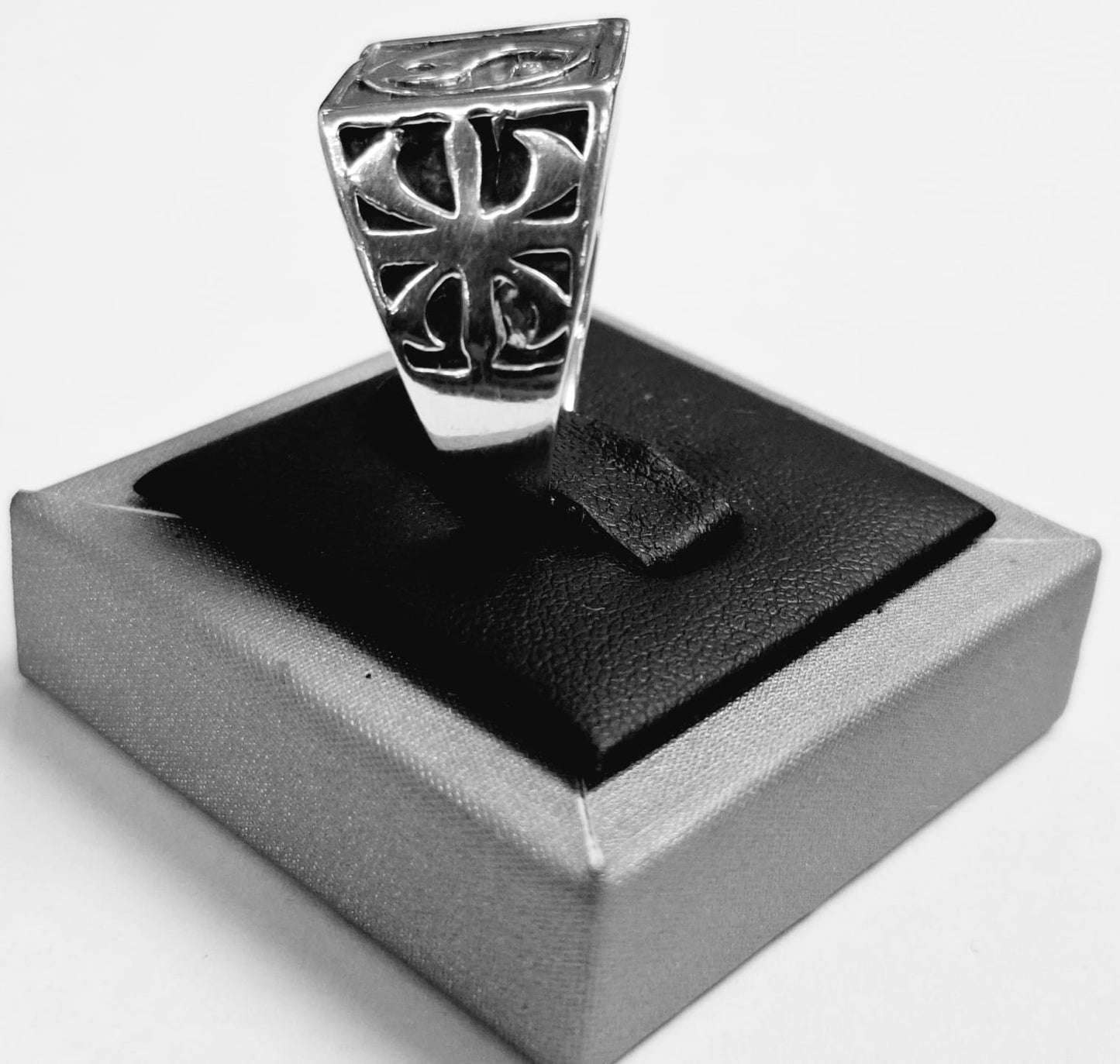 ANILLO GOTICO VINTAGE EN PLATA LEY 925