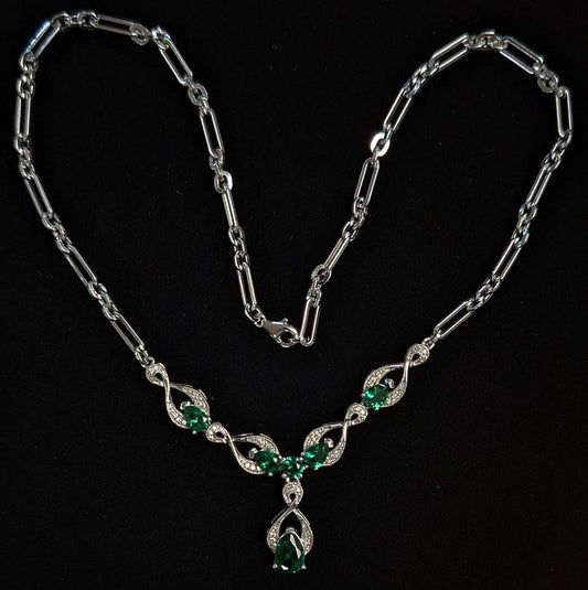 COLLAR CON INCRUSTACIONES DE ESMERALDA EN PLATA LEY 925