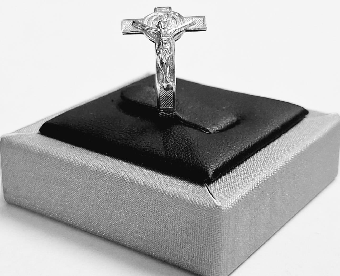 ANILLO CRUZ SAN BENITO EN PLATA LEY 925