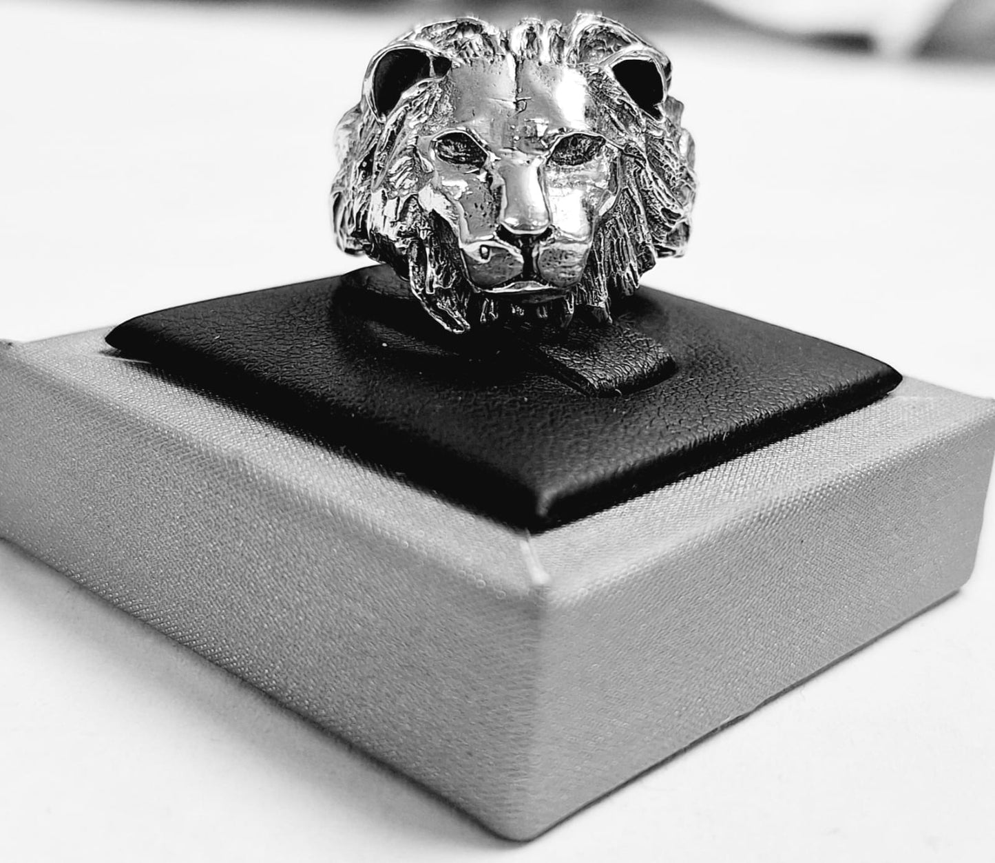 ANILLO CABEZA DE  LEON EN PLATA  LEY 925