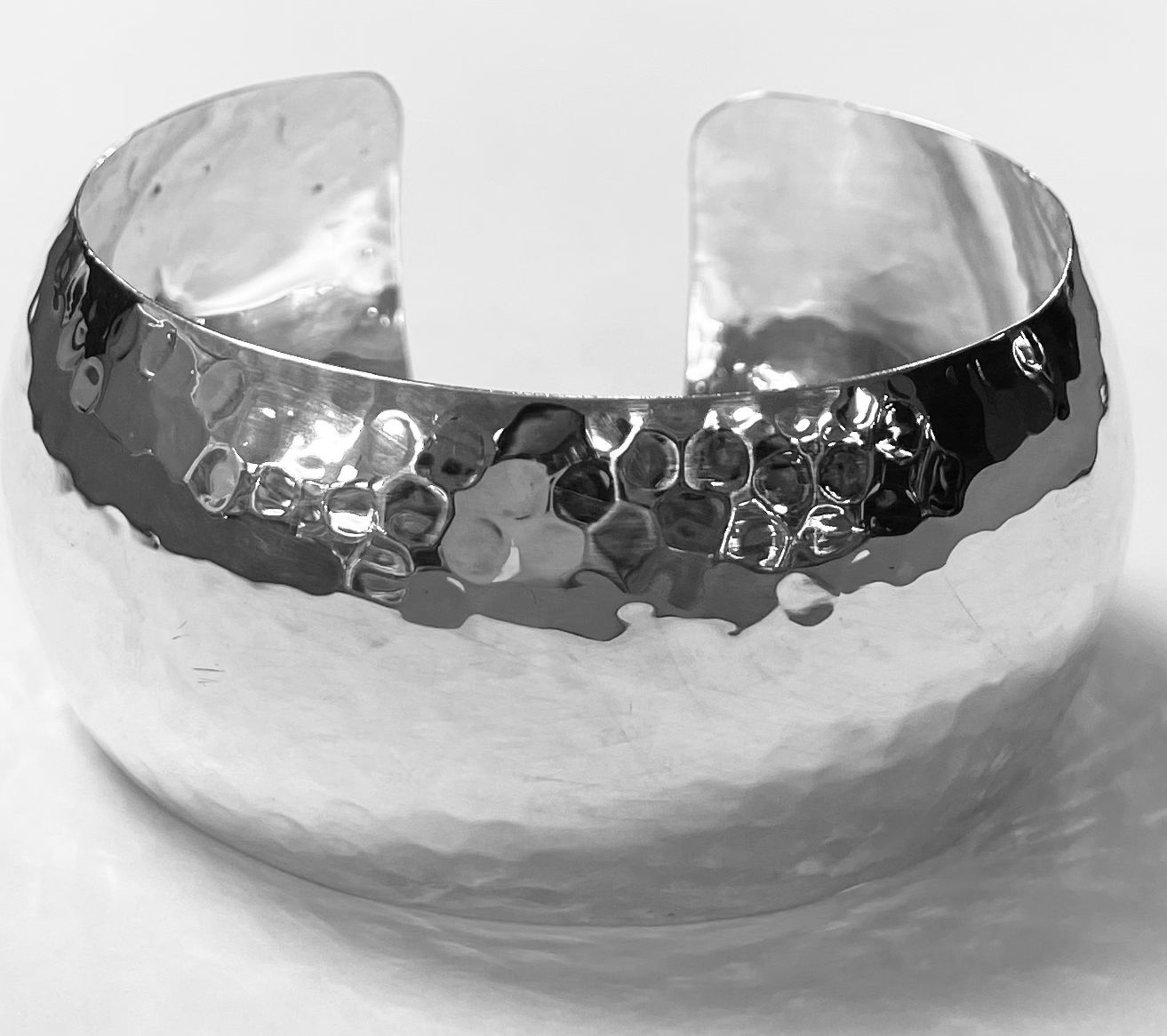 BRAZALETE MARTILLADO EN PLATA LEY 925